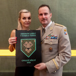 Spoluautorka projektu Jarmila Štuková s náčelníkem Generálního štábu Karlem Řehkou na křtu kalendáře pod záštitou iniciativy Civilisté děkují. 