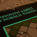 Kalendář, který v noci září zelenou barvou představuje každý měsíc jednoho hrdinu či hrdinku. 