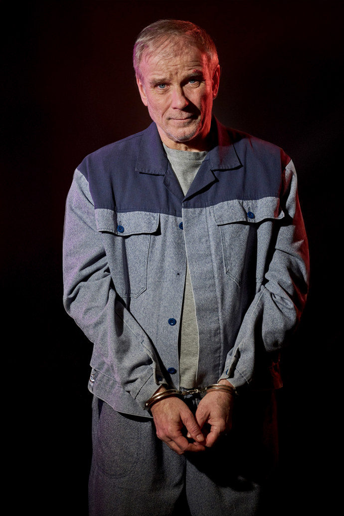 FOTO: Lukáš Vaculík se v seriálu Noční operatér dostane také do vězení. – stránka 11