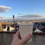 Takový výhled nabízí terasa z restaurace Kuchyň na Pražském hradě. 