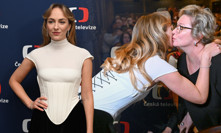 Elizaveta Maximová ukázala maminku.