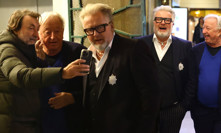 Jiří Lábus v obležení kamarádů.