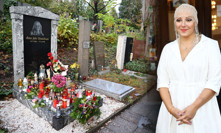 Hrob Aničky Slováčkové je zasypán květinami a svíčkami.