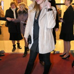 Taťána Kuchařová nosí k béžovému zimnímu kabátku béžový klobouk s širokou krempou. 