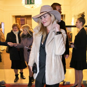 Taťána Kuchařová nosí k béžovému zimnímu kabátku béžový klobouk s širokou krempou. 