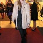 Základ jejího outfitu je kompletně černý.