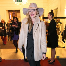 Základ jejího outfitu je kompletně černý.