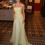 Alžbeta Bartošová vynesla pastelově žlutou róbu korzetového střihu. 