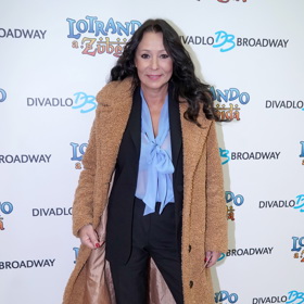 Minulou zimu jsme mohli zpěvačku vidět také v tomto hřejivém béžovém kabátě, který přehodila přes kalhotový kostým a vše doplnila bledě modrou halenkou s vázačkou.