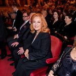 "Vlny Simony Stašové tentokrát měřovaly k obličeji, což jí zbytečně uzavřelo rysy. Vlny totiž nejlépe fungují tehdy, když se naopak otevírají směrem od obličeje a dávají tváři prostor i lehkost. Tento drobný detail může zásadně ovlivnit celkový dojem – a právě u Simony by byl efekt jistě ještě výraznější," hodnotí účes Honza Kořínek. 