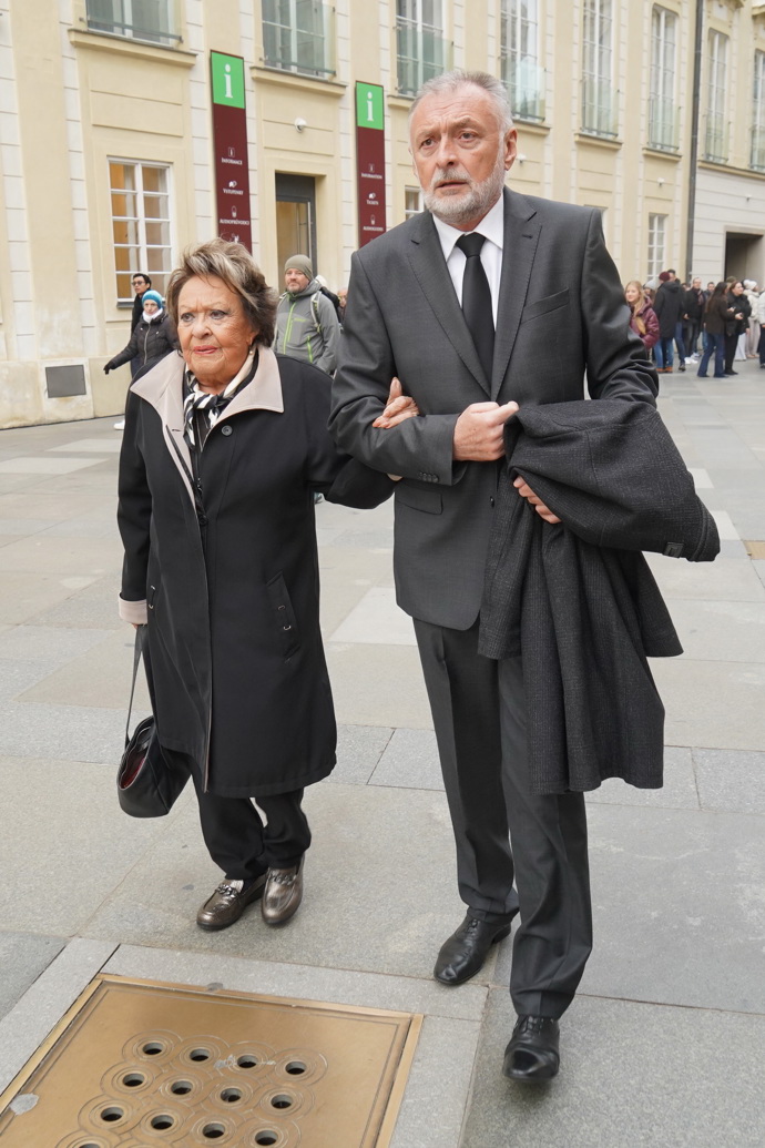 FOTO: Jiřina Bohdalová na pohřbu kardinála Duky. – stránka 51