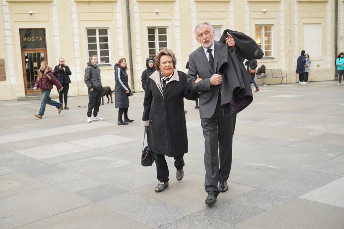 FOTO: Jiřina Bohdalová na pohřbu kardinála Duky. – stránka 50