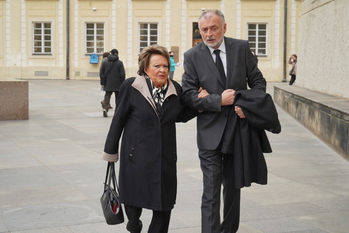 FOTO: Jiřina Bohdalová na pohřbu kardinála Duky. – stránka 49