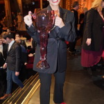 Monika Absolonová oblékla černé smokingové sako v oversize střihu a černé kalhoty a doplnila je o rudé lodičky s uzavřenou špičkou a rudou rtěnku.