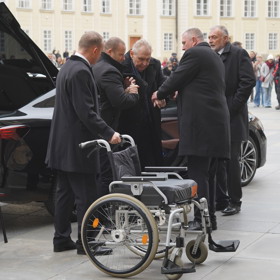 Miloš Zeman přijel na pohřeb kardinála Duky.