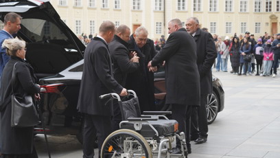 FOTO: Miloš Zeman přijel na pohřeb kardinála Duky.