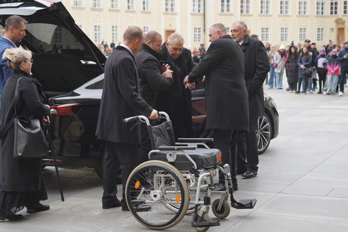 FOTO: Miloš Zeman přijel na pohřeb kardinála Duky. – stránka 48
