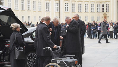 FOTO: Zemanovi museli pomoct vystoupit z auta.