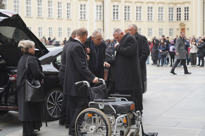 FOTO: Zemanovi museli pomoct vystoupit z auta. – stránka 47