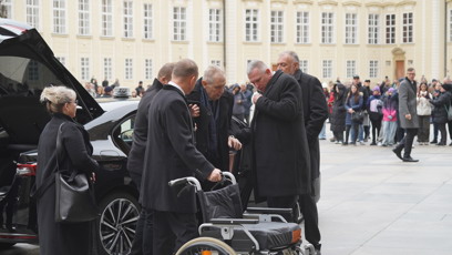 FOTO: Miloš Zeman před katedrálou sv. Víta.