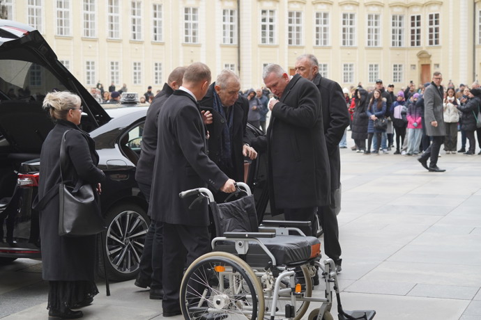 FOTO: Miloš Zeman před katedrálou sv. Víta. – stránka 46