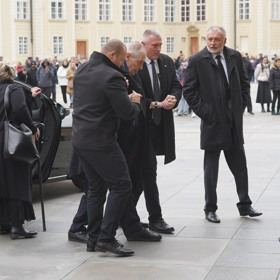 Miloš Zeman se rozhodl dojít do katedrály po svých a za pomoci dvou mužů. 