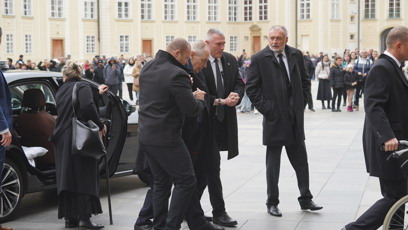 FOTO: Miloš Zeman se rozhodl dojít do katedrály po svých a za pomoci dvou mužů.