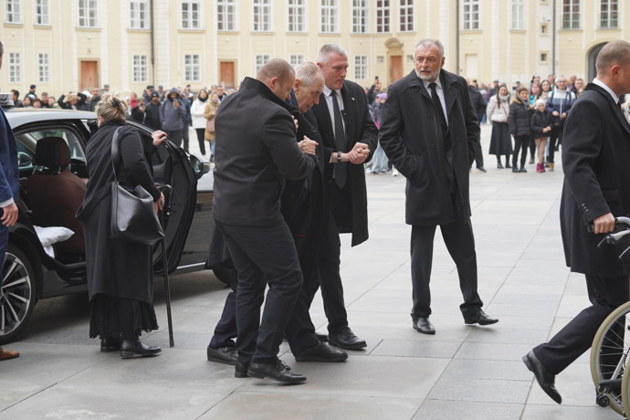 FOTO: Miloš Zeman se rozhodl dojít do katedrály po svých a za pomoci dvou mužů. – stránka 45