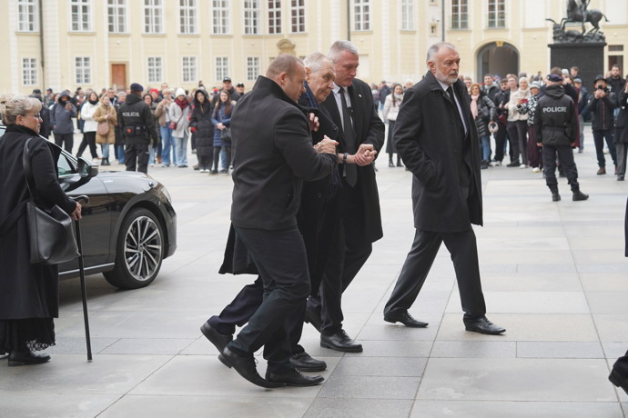 FOTO: Miloš Zeman na pohřbu Dominika Duky. – stránka 44