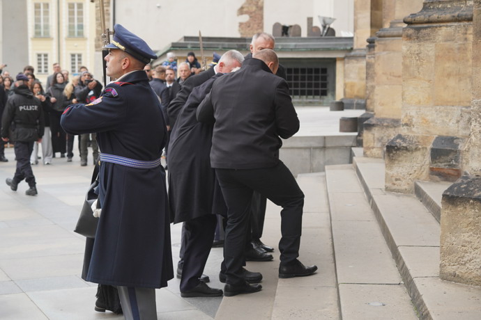 FOTO: Miloš Zeman na pohřbu Dominika Duky. – stránka 43
