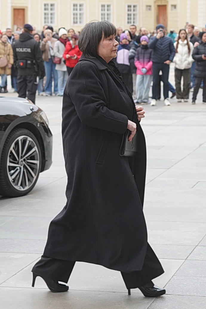 FOTO: Ivana Zemanová na pohřbu Dominika Duky. – stránka 42