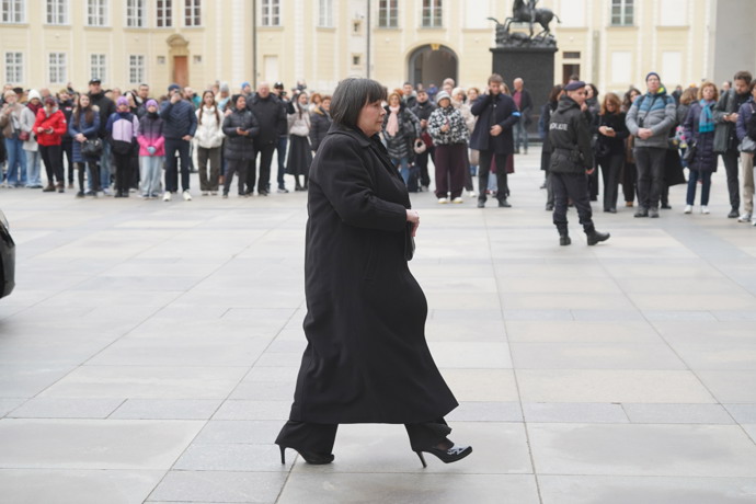 FOTO: Ivana Zemanová na pohřbu Dominika Duky. – stránka 41