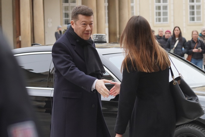FOTO: Tomio Okamura na pohřbu Dominika Duky. – stránka 40