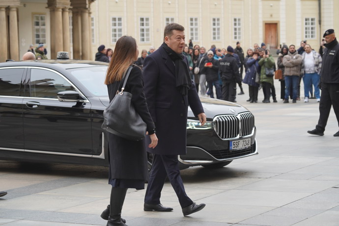 FOTO: Tomio Okamura na pohřbu Dominika Duky. – stránka 39