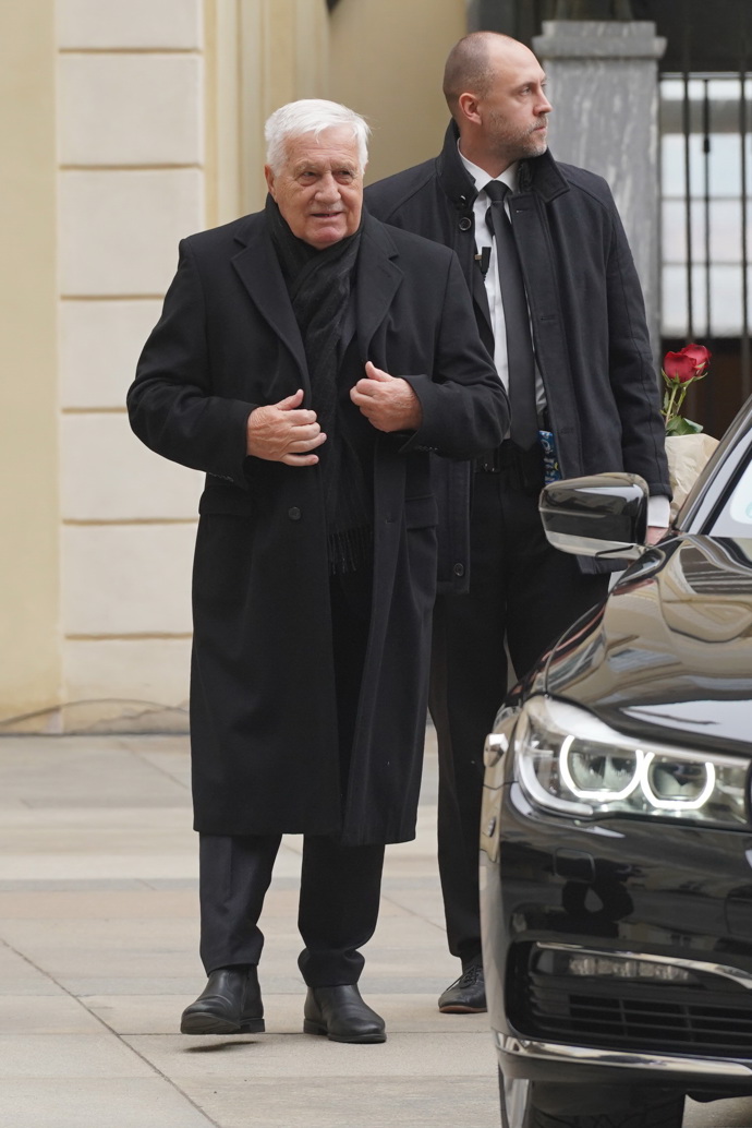 FOTO: Václav Klaus na pohřbu Dominika Duky. – stránka 38