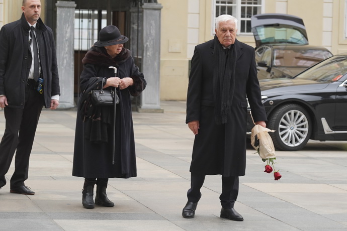 FOTO: Václav Klaus a Livia Klausová na pohřbu Dominika Duky. – stránka 37