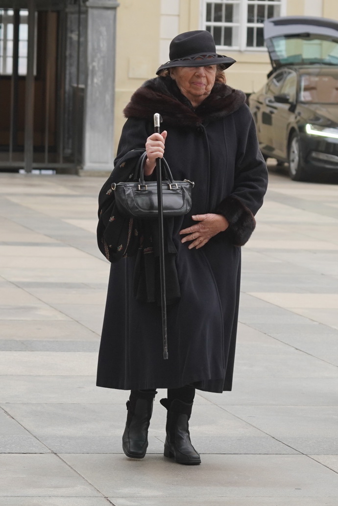 FOTO: Livia Klausová na pohřbu Dominika Duky. – stránka 36