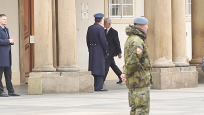 FOTO: Petr Pavel přichází na pohřeb Dominika Duky.