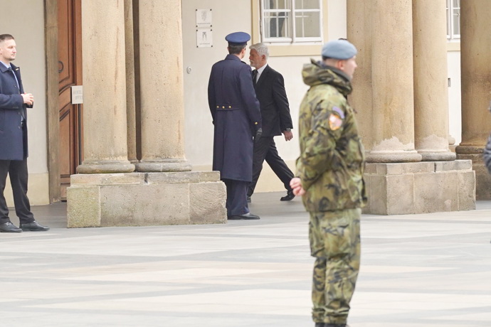 FOTO: Petr Pavel přichází na pohřeb Dominika Duky. – stránka 35