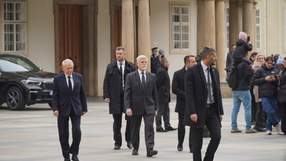 FOTO: Petr Pavel dorazil na pohřeb kardinála Duky pěšky.