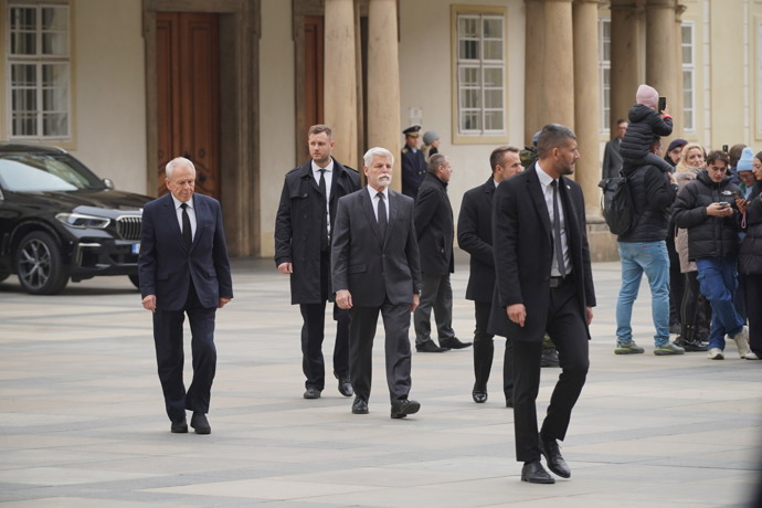 FOTO: Petr Pavel dorazil na pohřeb kardinála Duky pěšky. – stránka 34