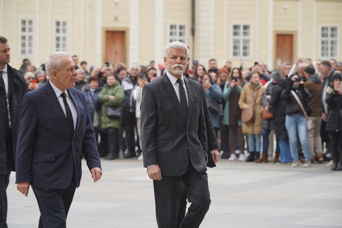 FOTO: Petr Pavel na pohřbu Dominika Duky. – stránka 33