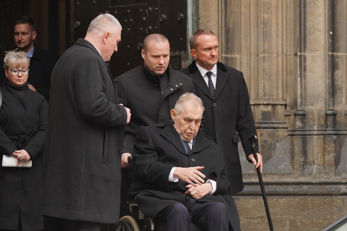 FOTO: Miloš Zeman odjíždí z pohřbu Dominika Duky. – stránka 6