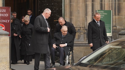 FOTO: Miloš Zeman odjíždí z pohřbu Dominika Duky.