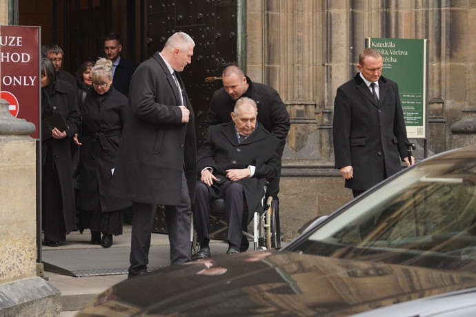 FOTO: Miloš Zeman odjíždí z pohřbu Dominika Duky. – stránka 7