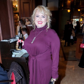 Moderátorka a herečka Miluška Bittnerová zazářila v elegantních tmavě fialových šatech s dlouhým rukávem a bez výstřihu. 