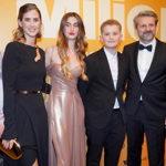 Rodina Jany Bernáškové a Rudolfa Merknera se sešla hezky pohromadě - dcera Bernáškové, Justýna, a syn Merknera Theodor, se po dlouhé době společně objevili ve společnosti a všem to ve večerních šatech velmi slušelo.