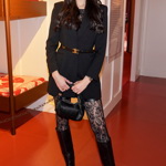 Aktuálním velkým hitem jsou krajkové punčochy, které oblékla i modelka Denisa Spergerová. Tyto kousky v chladnějších dnech můžete také vrstvit přes tlustší punčochy ve stejné barvě