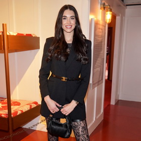 Aktuálním velkým hitem jsou krajkové punčochy, které oblékla i modelka Denisa Spergerová. Tyto kousky v chladnějších dnech můžete také vrstvit přes tlustší punčochy ve stejné barvě