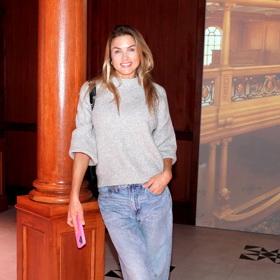 Módní kontrast k večernímu modelu Lucie Borhyová zvolila modelka Klára Medková, která vsadila na ležérní look.